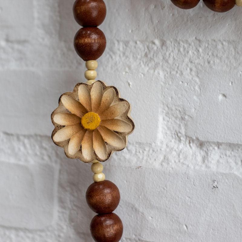 Trabalho manual do Atelier Curral da Cor: terço decorativo com simbolismo de amor e proteção para o lar.