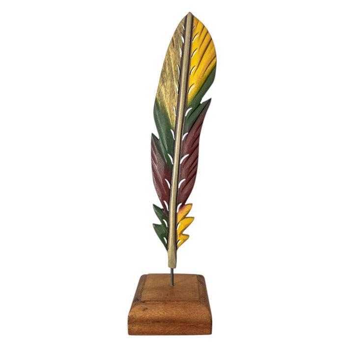 Escultura de madeira natural com formato de pena, ideal para decoração sutil. 