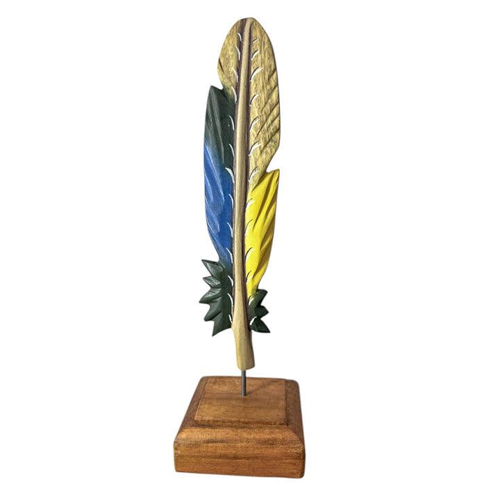 Peça decorativa em madeira com forma delicada e valor simbólico ancestral. 