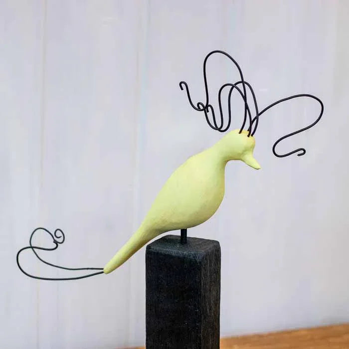 Objeto decorativo de luxo rústico feito em Minas Gerais representando a fauna exótica brasileira. 