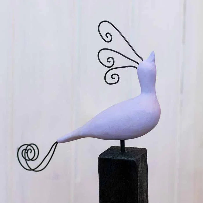 Arte brasileira em madeira: pássaro rústico roxo de 45cm para decoração de estantes. 