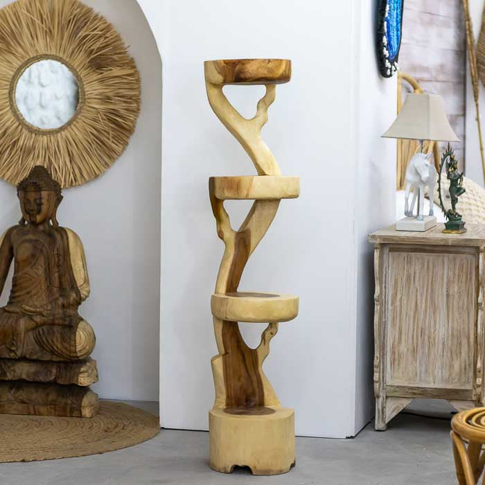Suporte esculpido artesanalmente em madeira suar orgânica com quatro níveis, feito à mão em Bali, ideal para decorar com vasos, plantas e objetos artísticos.