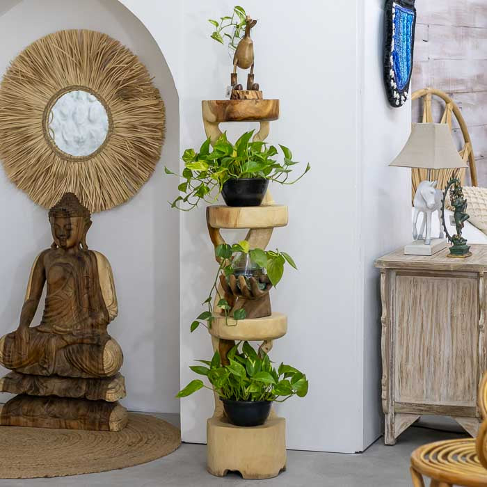 Escultura funcional em madeira suar natural com design orgânico e quatro apoios, representando o artesanato balinês e a beleza das formas naturais.