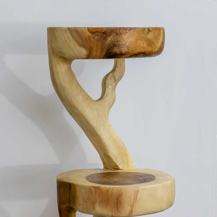 Suporte vertical artesanal de Bali talhado à mão em madeira suar, peça com curvas orgânicas e quatro níveis perfeitos para composição de ambientes decorativos.