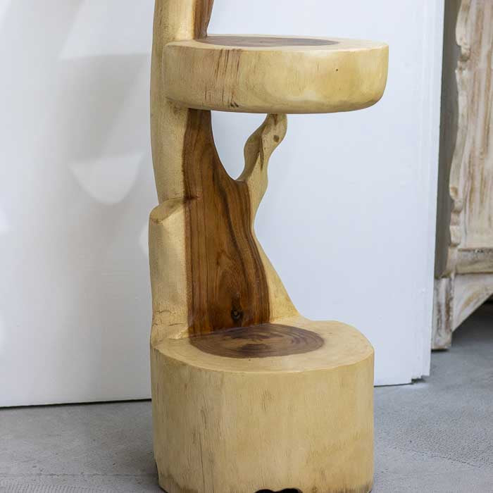 Detalhe do suporte em madeira suar entalhado manualmente com acabamento natural, obra artesanal balinesa que une arte, funcionalidade e autenticidade.