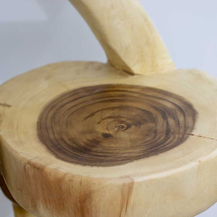 Móvel escultórico em madeira suar com quatro degraus naturais, criado por artesãos de Bali para composições boho, tropicais e contemporâneas.