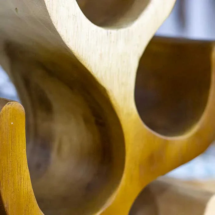 Arte funcional balinesa — adega em madeira Suar com design elegante. 