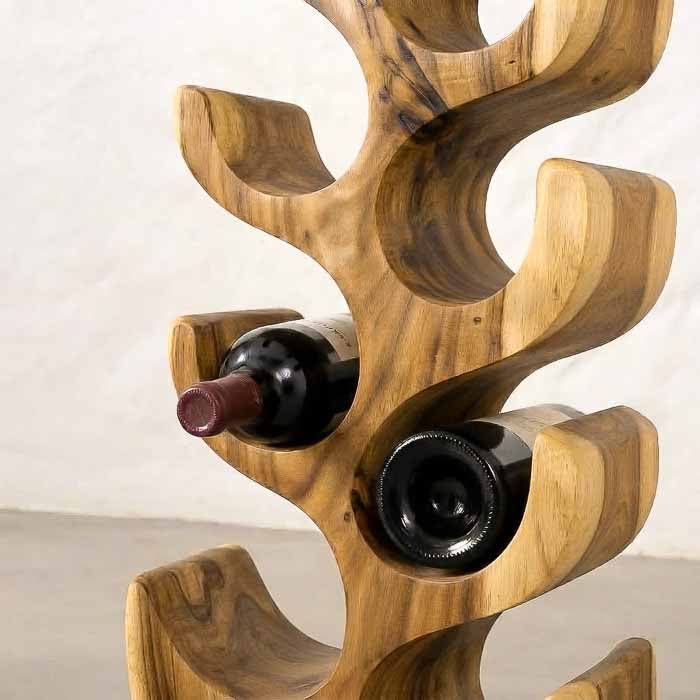 Arte funcional balinesa — adega em madeira Suar com design elegante. 