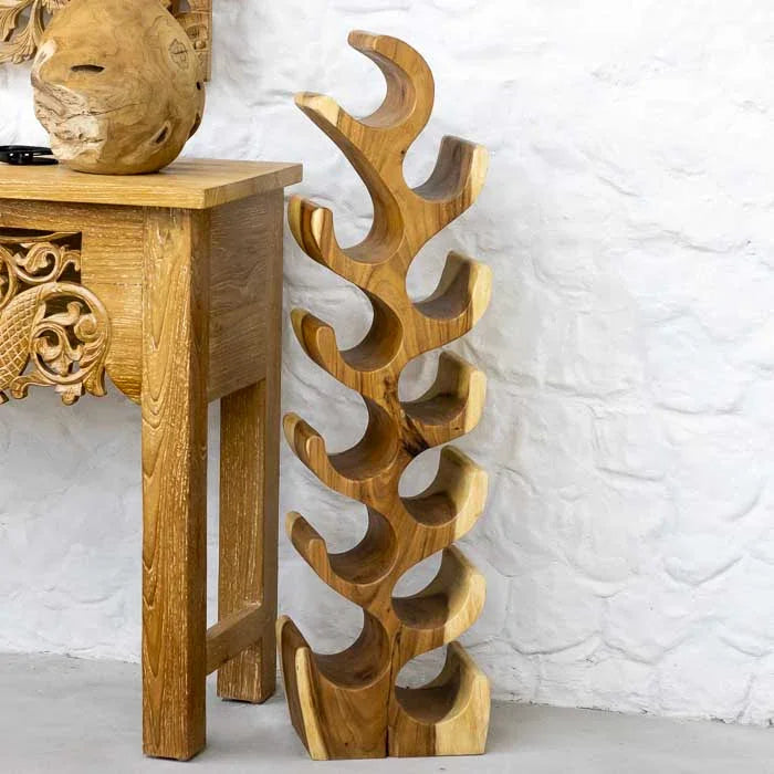 Arte funcional balinesa — adega em madeira Suar com design elegante. 