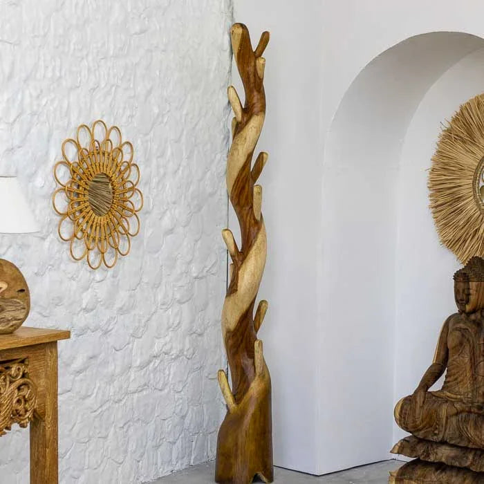 Cabideiro artesanal em madeira Suar natural feito à mão em Bali.