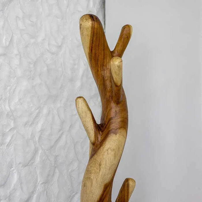 Móvel funcional e decorativo de madeira Suar com design orgânico.