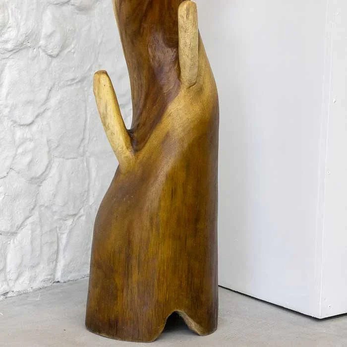 Escultura utilitária artesanal em madeira Suar para roupas e acessórios.