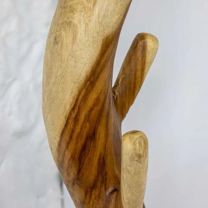 Chapeleiro de madeira artesanal com formato orgânico e textura natural.