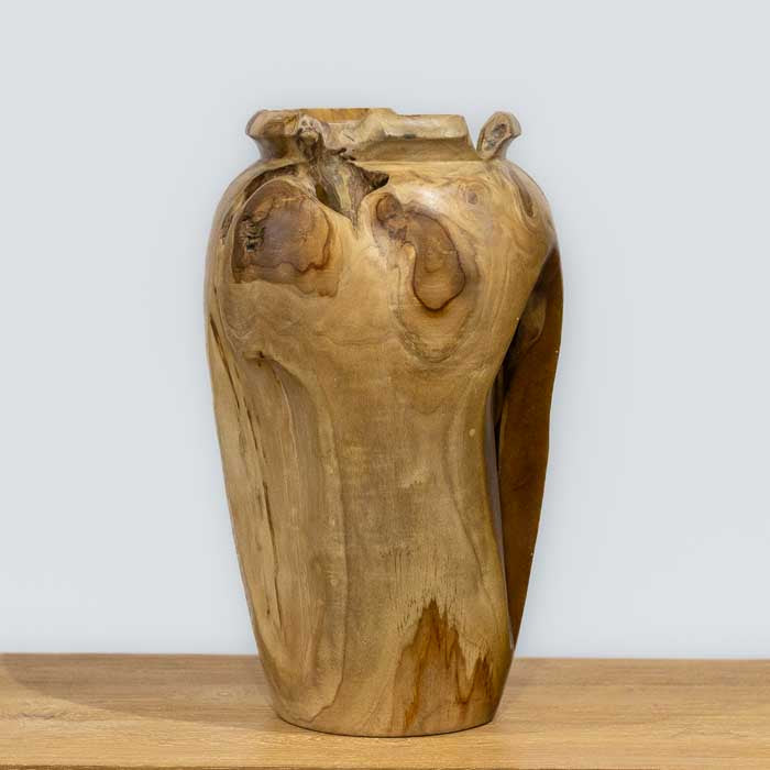 Vaso artesanal feito em raiz de madeira teca com camada protetora e acabamento natural, produzido manualmente por artesãos de Bali, ideal para home decor orgânico.