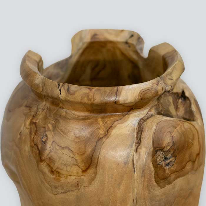 Vaso rústico e orgânico feito à mão em madeira teca com acabamento natural, utilizado como elemento decorativo exclusivo e sustentável na decoração.