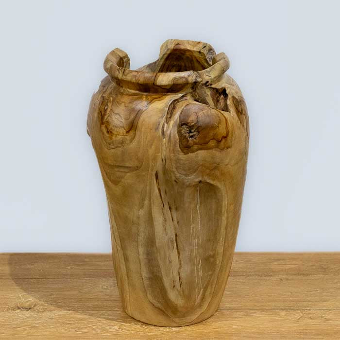Detalhe do vaso decorativo em raiz de madeira teca de Bali, peça artesanal com textura natural e veios únicos, destacando a beleza da madeira tropical.