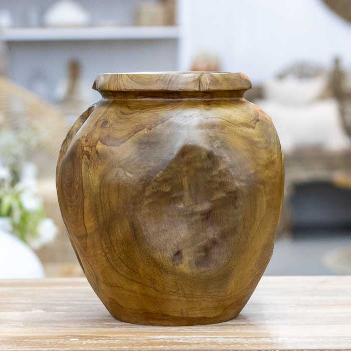 Vaso redondo artesanal em raiz de madeira teca de Bali, perfeito para decorações rústicas, boho e contemporâneas, destacando o equilíbrio entre natureza e arte.