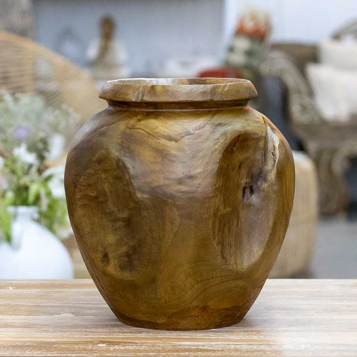 Vaso artesanal feito à mão em raiz de madeira teca natural com acabamento polido e formato arredondado, produzido por artesãos de Bali, ideal para home decor orgânico.