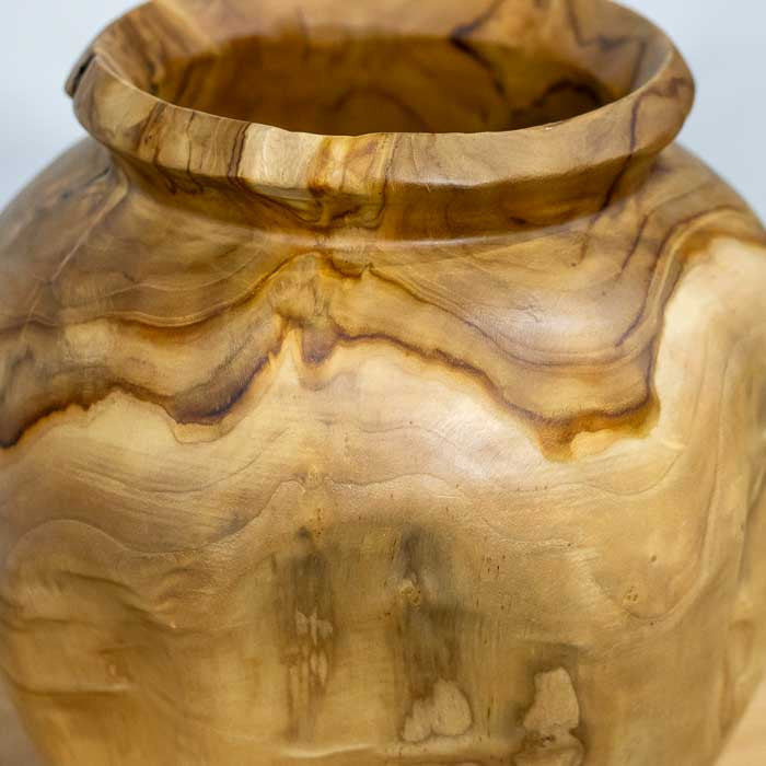 Vaso redondo artesanal em raiz de madeira teca de Bali, perfeito para decorações a, boho e contemporâneas, destacando o equilíbrio entre natureza e arte.