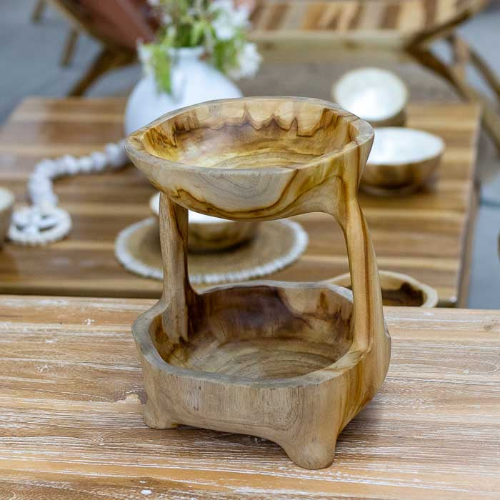 Fruteira dupla artesanal feita à mão em madeira natural com design orgânico e acabamento acetinado, produzida por artesãos de Bali, ideal para home decor funcional.