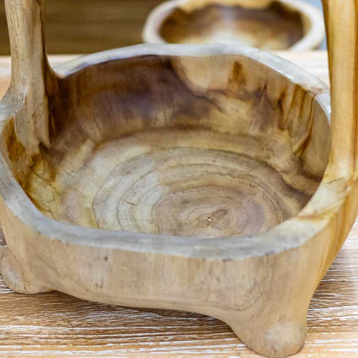 Fruteira de dois níveis feita manualmente em madeira orgânica de Bali, peça versátil e funcional que une arte, natureza e praticidade.