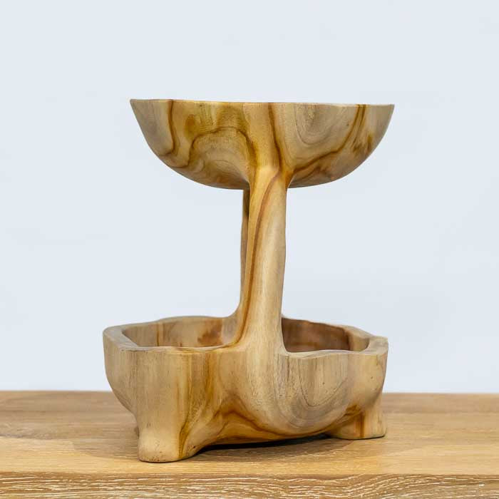 Fruteira de dois níveis feita manualmente em madeira orgânica de Bali, peça versátil e funcional que une arte, natureza e praticidade.