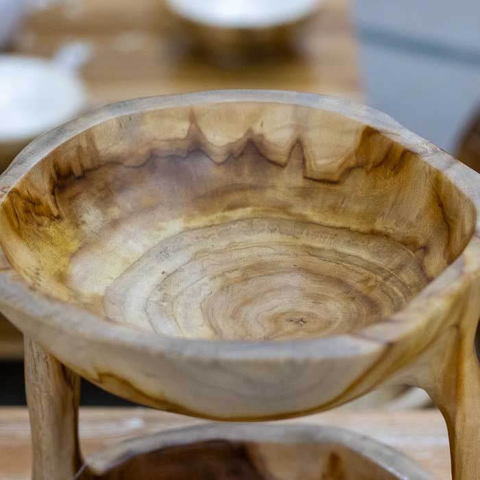 Peça artesanal balinesa talhada à mão em madeira com acabamento natural, fruteira dupla decorativa perfeita para ambientes boho e tropicais.