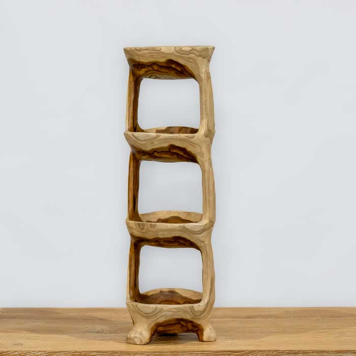 Fruteira de quatro andares feita à mão em madeira orgânica com acabamento acetinado, obra artesanal de Bali que une arte e funcionalidade.