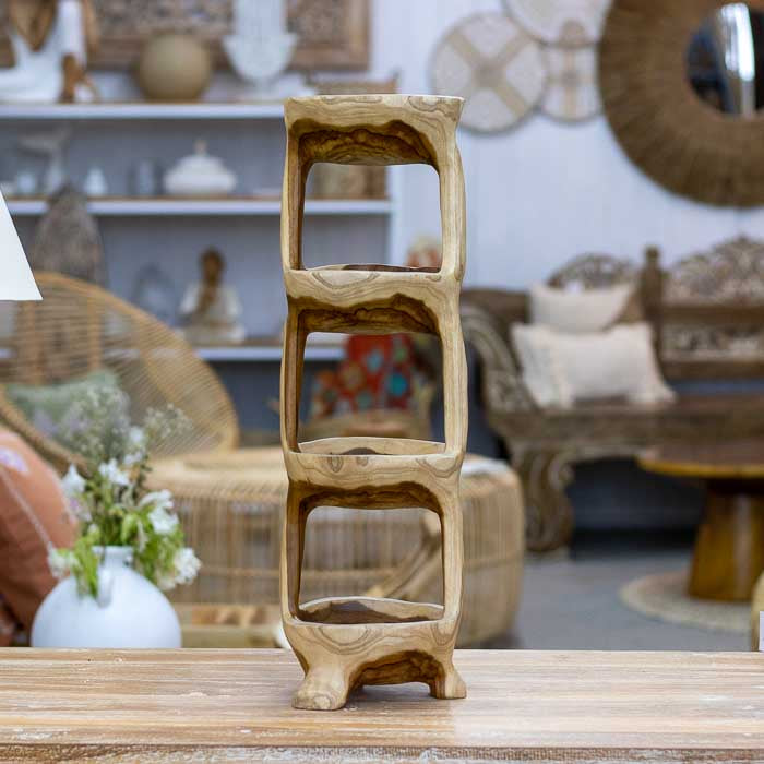 Fruteira quadrupla artesanal feita em madeira orgânica de Bali, esculpida à mão com quatro níveis e acabamento natural que valoriza os veios da madeira.