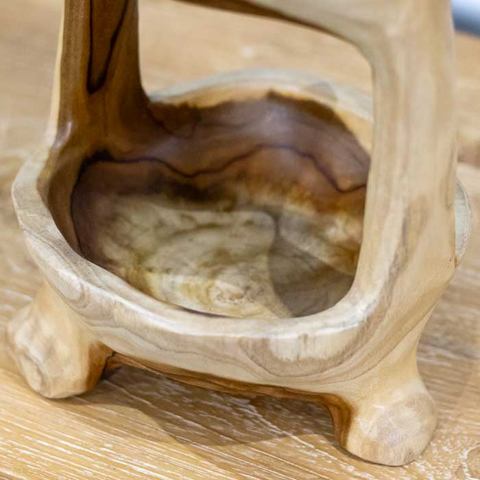 Escultura funcional em madeira maciça com quatro compartimentos, fruteira artesanal de Bali com design fluido e textura orgânica.