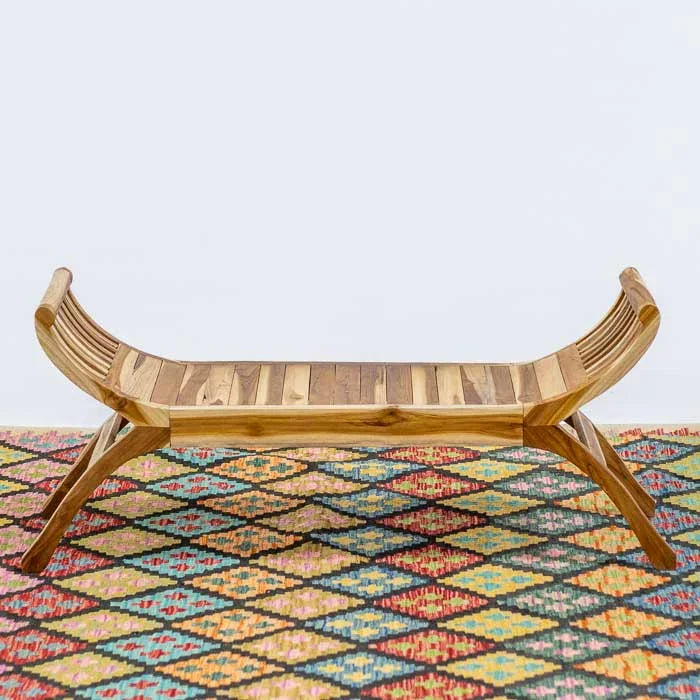 Banco Kartini artesanal em madeira teca maciça de Bali, feito à mão com acabamento fosco acetinado e design curvado que une elegância e funcionalidade.