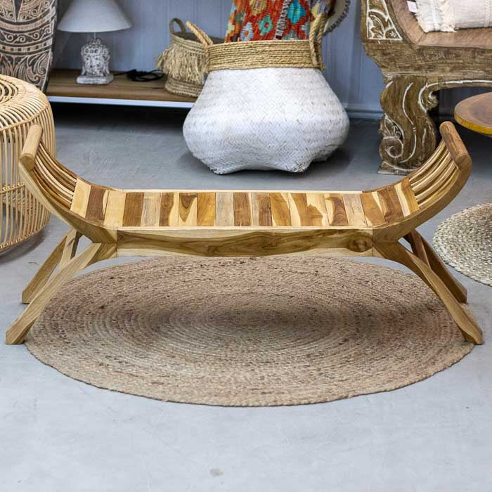 Banco Kartini artesanal em madeira teca maciça de Bali, feito à mão com acabamento fosco acetinado e design curvado que une elegância e funcionalidade.