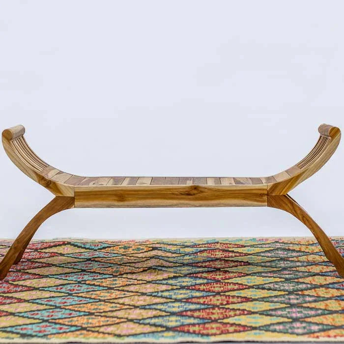 Detalhe do Banco Kartini balinês feito em madeira natural, peça artesanal com estrutura robusta e acabamento acetinado, ideal para decoração e uso cotidiano.