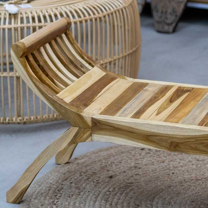 Detalhe do Banco Kartini balinês feito em madeira natural, peça artesanal com estrutura robusta e acabamento acetinado, ideal para decoração e uso cotidiano.