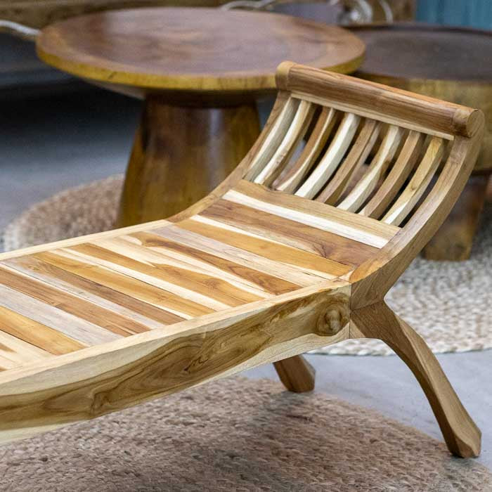 Peça decorativa e funcional feita à mão em madeira teca maciça com acabamento natural, Banco Kartini de Bali que reflete a arte e o design orgânico.