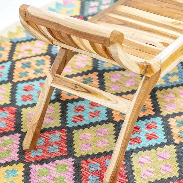 Recamier de madeira teca feito manualmente em Bali com laterais curvas e base cruzada, obra que combina conforto, estética e tradição artesanal.