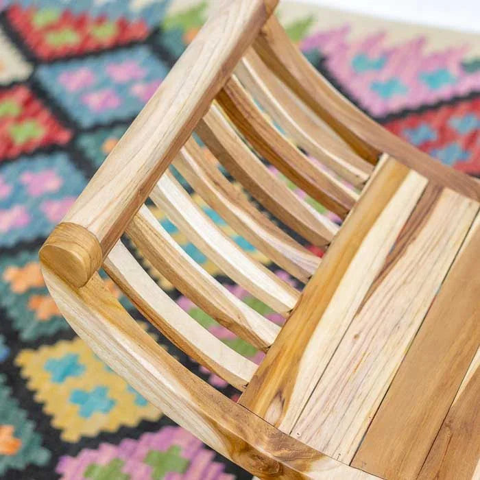 Peça decorativa e funcional feita à mão em madeira teca maciça com acabamento natural, Banco Kartini de Bali que reflete a arte e o design orgânico.