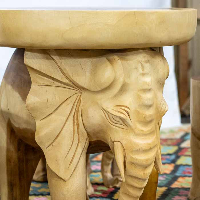 Bancos de elefante feitos à mão, ideais para decoração temática e funcional.