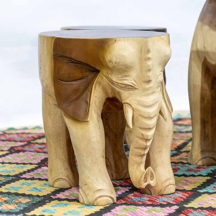 Esculturas funcionais importadas de Bali, simbolizando sabedoria e boa sorte.