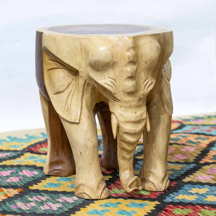 Bancos e mesa de centro em formato de elefante, para decoração de estilo étnico.