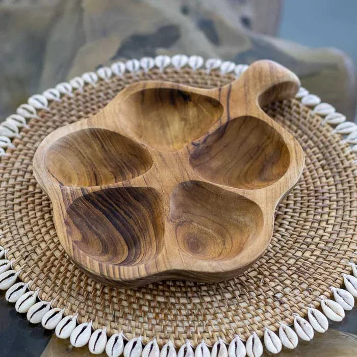 Petisqueira de madeira teca de Bali talhada à mão, peça funcional e decorativa com curvas suaves e desenho inspirado em pétalas.
