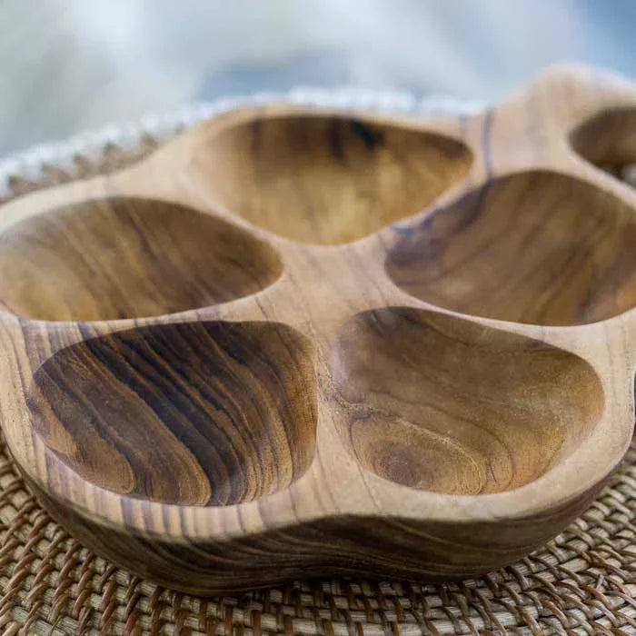 Objeto artesanal de Bali feito em madeira teca com quatro compartimentos, petisqueira floral que une arte, utilidade e elegância natural.