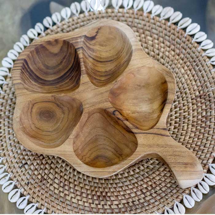 Peça artesanal balinesa feita em madeira teca com acabamento acetinado, petisqueira com formato floral e textura natural ideal para servir e decorar.