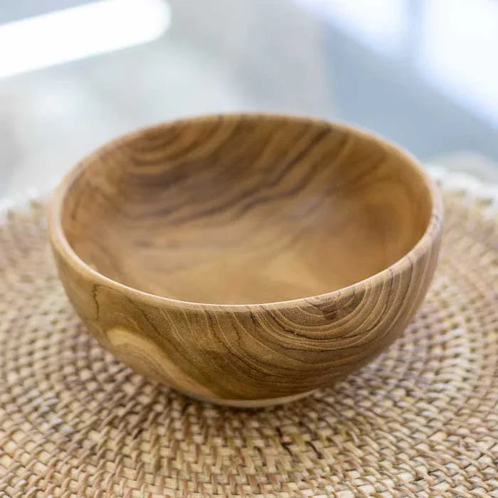 Bowl artesanal de Bali com formas orgânicas e acabamento natural, ideal para servir alimentos ou complementar a decoração. 