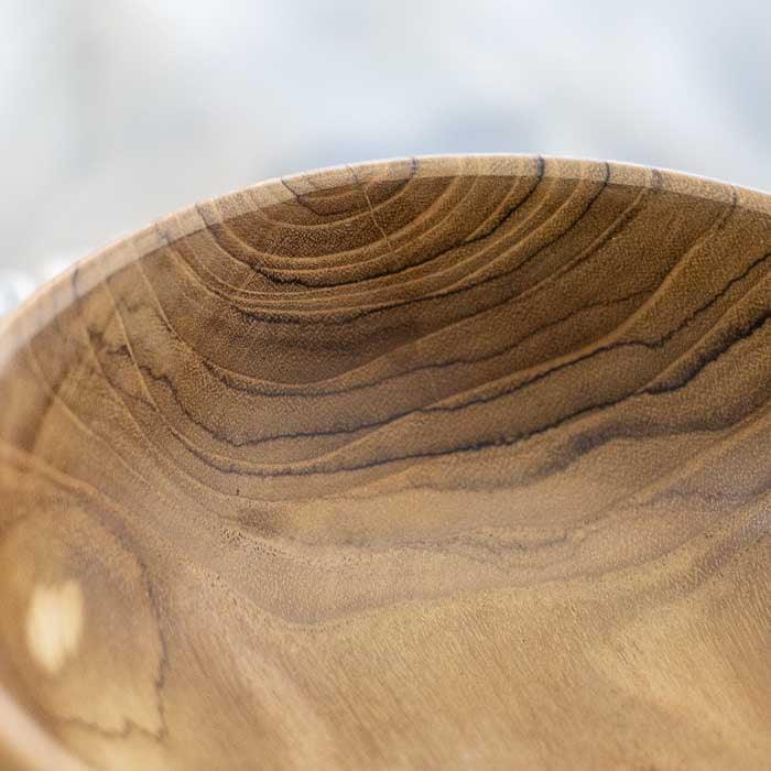 Peça artesanal feita à mão em madeira teca maciça, bowl com design minimalista e veios únicos, perfeito para composições boho. 
