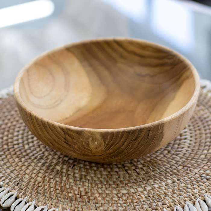 Bowl artesanal feito à mão em madeira teca natural de Bali, com acabamento acetinado e veios orgânicos, ideal para servir ou decorar. 