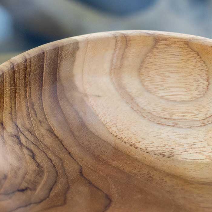 Bowl de madeira natural produzido artesanalmente em Bali, com acabamento rústico e formas orgânicas que valorizam o material. 