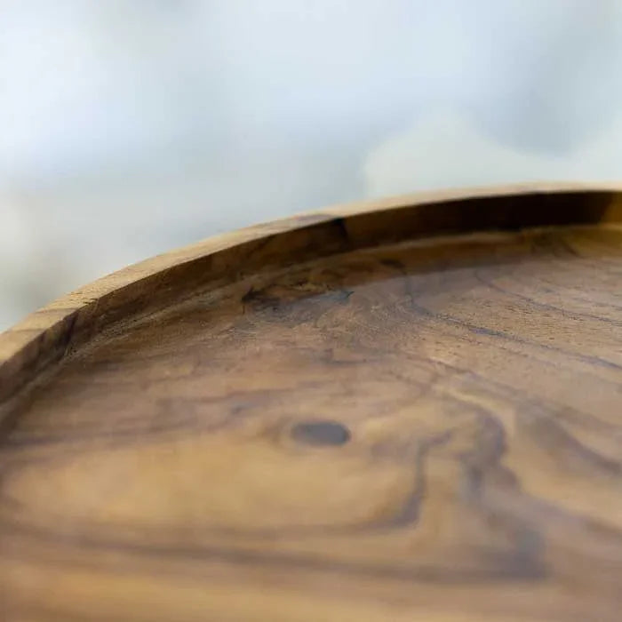 Peça artesanal em madeira teca com cabo ergonômico e acabamento acetinado, utilizada para servir pizza ou decorar espaços gourmet.