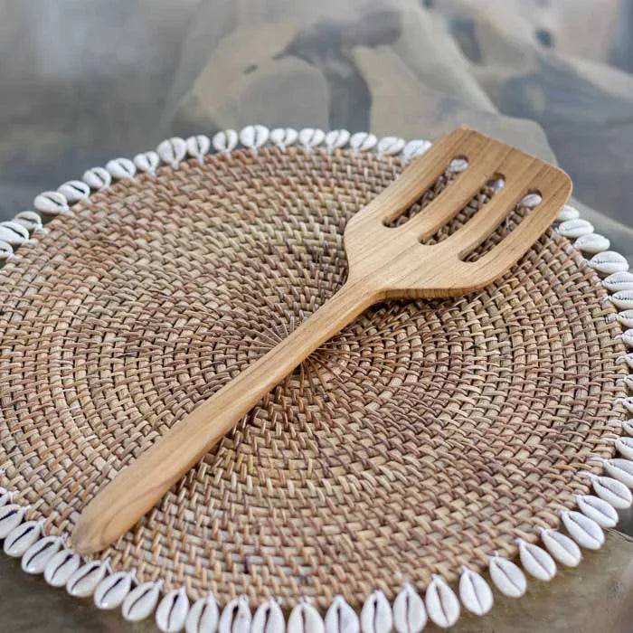 Utensílio artesanal de Bali feito em madeira teca maciça com recortes vazados e formato natural perfeito para uso diário na culinária.