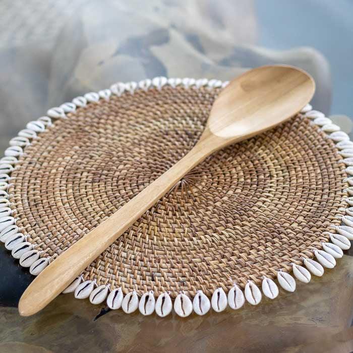 Colher artesanal grande em madeira teca produzida em Bali com acabamento fosco polido e cabo ergonômico ideal para cozinhar e servir alimentos com leveza.